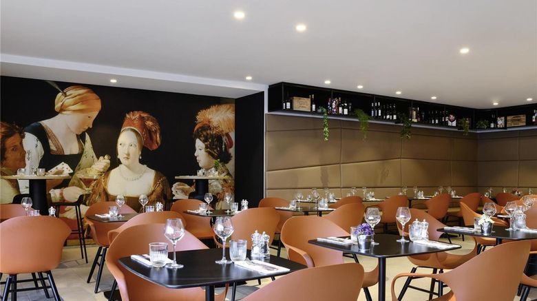 <b>Mercure Paris La Defense Restaurant</b>. Images powered by <a href="https://iceportal.shijigroup.com/" title="IcePortal" target="_blank">IcePortal</a>.