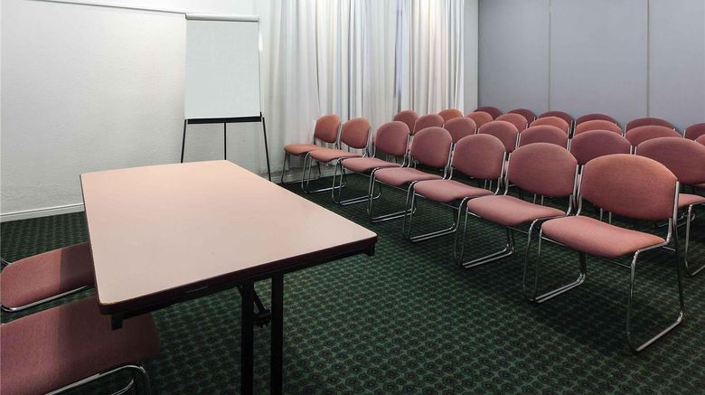 <b>Hotel Ibis Faro Meeting</b>. Images powered by <a href="https://iceportal.shijigroup.com/" title="IcePortal" target="_blank">IcePortal</a>.