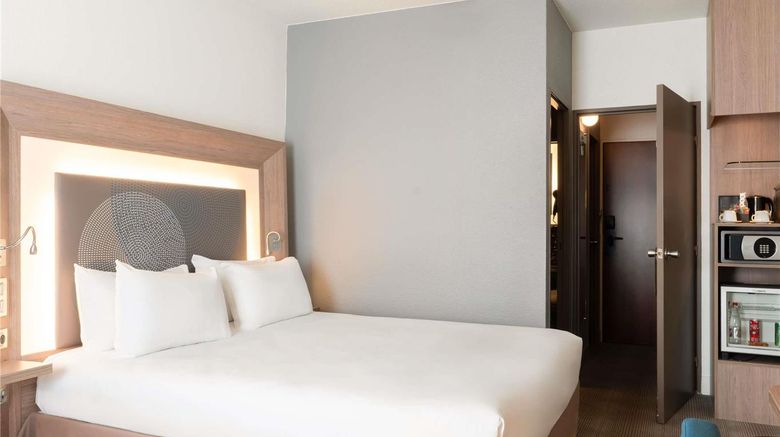 <b>Novotel Paris Rueil Malmaison Room</b>. Images powered by <a href="https://iceportal.shijigroup.com/" title="IcePortal" target="_blank">IcePortal</a>.