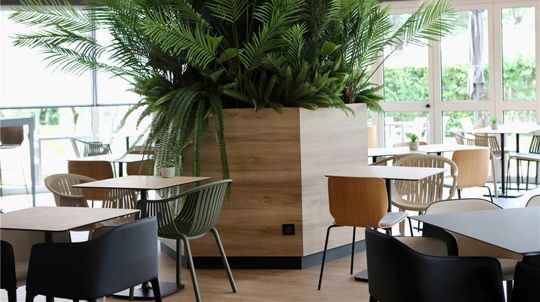 <b>Ibis Aubenas Vals Restaurant</b>. Images powered by <a href="https://iceportal.shijigroup.com/" title="IcePortal" target="_blank">IcePortal</a>.