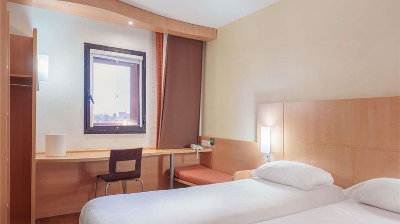 <b>Ibis Saint Quentin Basilique Room</b>. Images powered by <a href="https://iceportal.shijigroup.com/" title="IcePortal" target="_blank">IcePortal</a>.