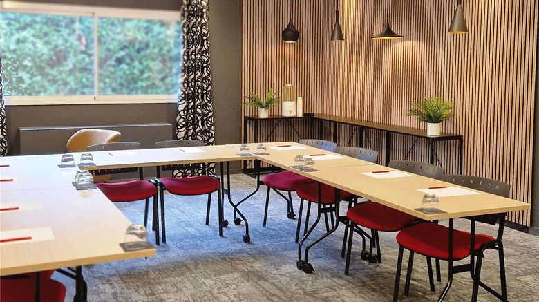 <b>Ibis Hotel Pau-Lescar Meeting</b>. Images powered by <a href="https://iceportal.shijigroup.com/" title="IcePortal" target="_blank">IcePortal</a>.