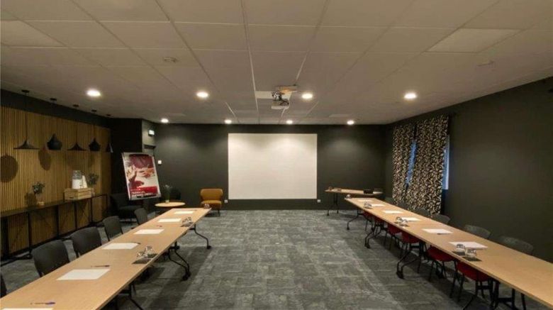 <b>Ibis Hotel Pau-Lescar Meeting</b>. Images powered by <a href="https://iceportal.shijigroup.com/" title="IcePortal" target="_blank">IcePortal</a>.