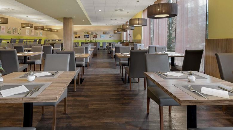 <b>Mercure Hotel Hamburg am Volkspark Restaurant</b>. Images powered by <a href="https://iceportal.shijigroup.com/" title="IcePortal" target="_blank">IcePortal</a>.