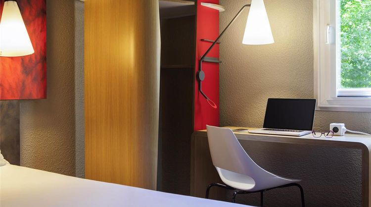 Ibis Paris Velizy Room