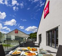 Ibis Plymouth Exterior