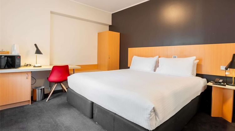 Ibis Sydney World Square Exterior