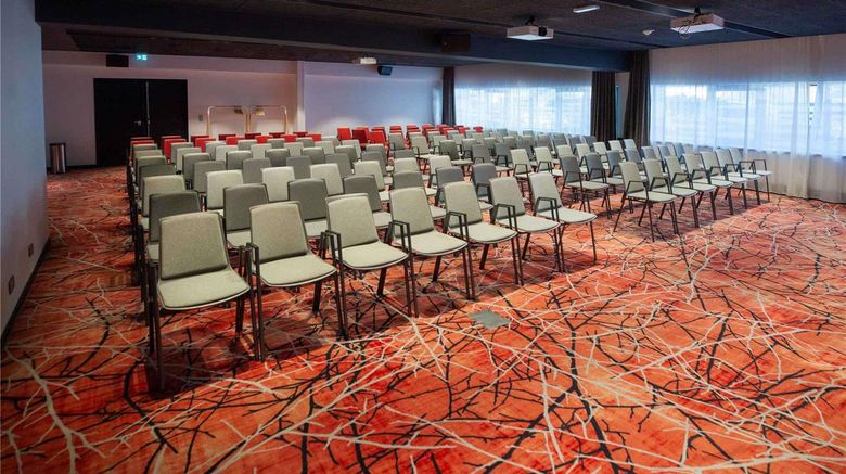 <b>Mercure Paris Centre Tour Eiffel Meeting</b>. Images powered by <a href="https://iceportal.shijigroup.com/" title="IcePortal" target="_blank">IcePortal</a>.