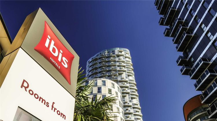 Ibis London Docklands Canary Wharf Exterior