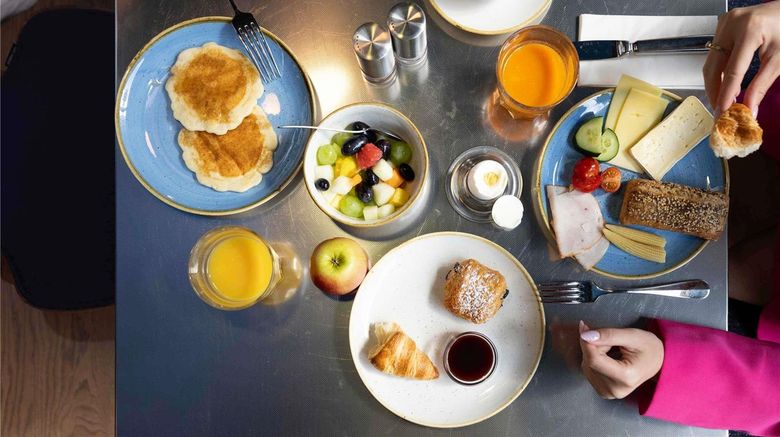 <b>Novotel Zurich City West Restaurant</b>. Images powered by <a href="https://iceportal.shijigroup.com/" title="IcePortal" target="_blank">IcePortal</a>.