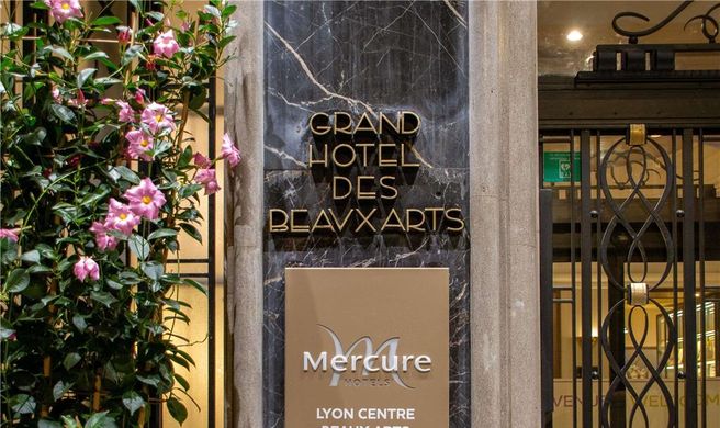 Mercure Beaux Arts Exterior