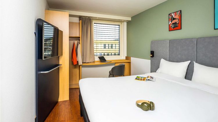 Ibis Baar Zug Room