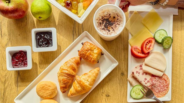<b>Ibis Luzern Kriens Restaurant</b>. Images powered by <a href="https://iceportal.shijigroup.com/" title="IcePortal" target="_blank">IcePortal</a>.