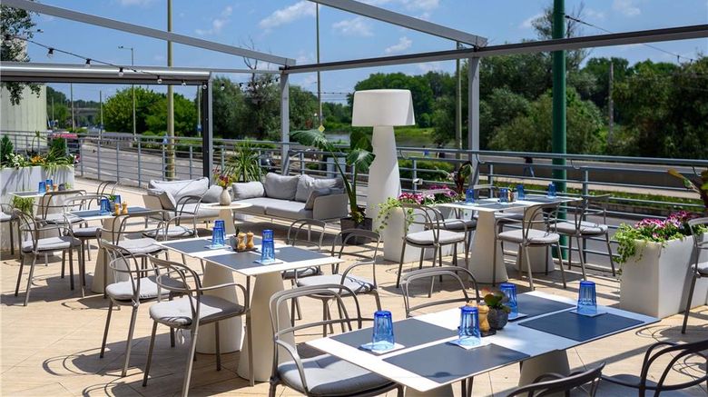 <b>Novotel Szeged Restaurant</b>. Images powered by <a href="https://iceportal.shijigroup.com/" title="IcePortal" target="_blank">IcePortal</a>.