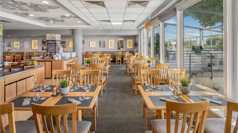 <b>Novotel Szeged Restaurant</b>. Images powered by <a href="https://iceportal.shijigroup.com/" title="IcePortal" target="_blank">IcePortal</a>.