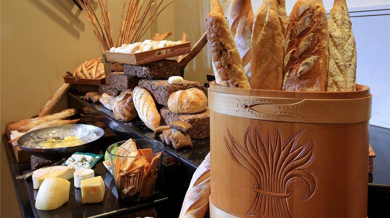 <b>Sofitel Angkor Phokeethra Golf & Spa Restaurant</b>. Images powered by <a href="https://iceportal.shijigroup.com/" title="IcePortal" target="_blank">IcePortal</a>.