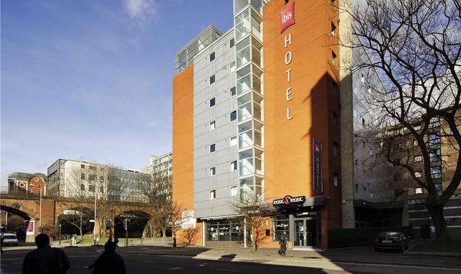 ibis Manchester Centre Princess Street Exterior