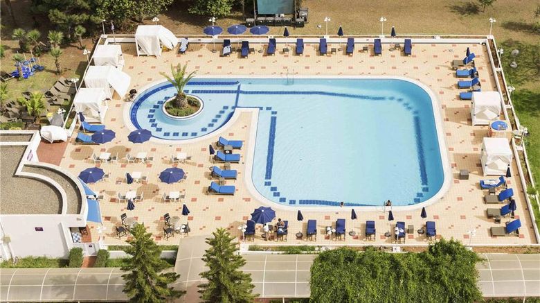 <b>Mercure Alger Airport Hotel Pool</b>. Images powered by <a href="https://iceportal.shijigroup.com/" title="IcePortal" target="_blank">IcePortal</a>.