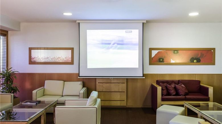 <b>Hotel Ibis Porto Sao Joao Restaurant</b>. Images powered by <a href="https://iceportal.shijigroup.com/" title="IcePortal" target="_blank">IcePortal</a>.