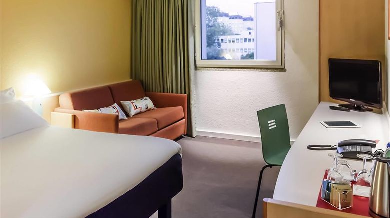 <b>Hotel Ibis Porto Sao Joao Room</b>. Images powered by <a href="https://iceportal.shijigroup.com/" title="IcePortal" target="_blank">IcePortal</a>.