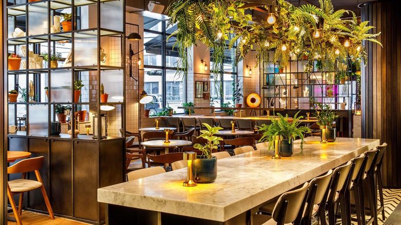 <b>Novotel London Bridge Restaurant</b>. Images powered by <a href="https://iceportal.shijigroup.com/" title="IcePortal" target="_blank">IcePortal</a>.