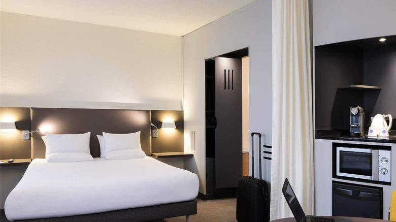 <b>Novotel Suites Paris CDG Airport Villepinte Room</b>. Images powered by <a href="https://iceportal.shijigroup.com/" title="IcePortal" target="_blank">IcePortal</a>.