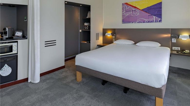 <b>Suite Novotel Paris Saint Denis Stade Room</b>. Images powered by <a href="https://iceportal.shijigroup.com/" title="IcePortal" target="_blank">IcePortal</a>.