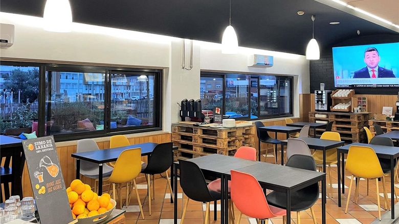 <b>Hotel Ibis Leiria Restaurant</b>. Images powered by <a href="https://iceportal.shijigroup.com/" title="IcePortal" target="_blank">IcePortal</a>.