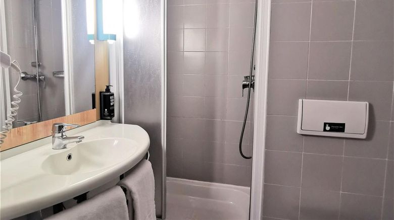 <b>Hotel Ibis Leiria Room</b>. Images powered by <a href="https://iceportal.shijigroup.com/" title="IcePortal" target="_blank">IcePortal</a>.