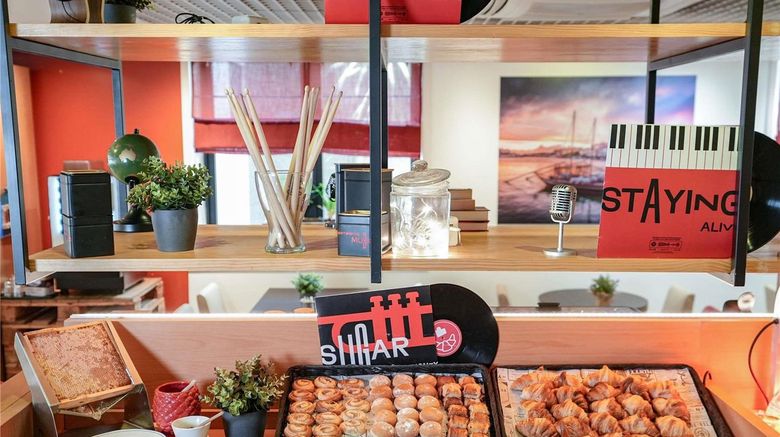 <b>Hotel Ibis Porto Centro Restaurant</b>. Images powered by <a href="https://iceportal.shijigroup.com/" title="IcePortal" target="_blank">IcePortal</a>.