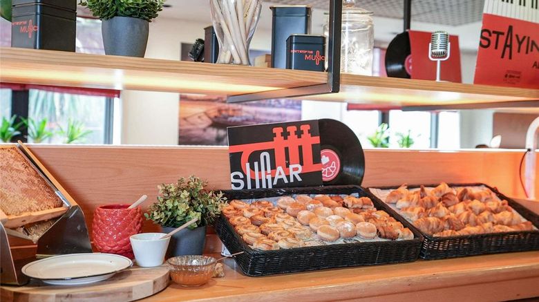 <b>Hotel Ibis Porto Centro Restaurant</b>. Images powered by <a href="https://iceportal.shijigroup.com/" title="IcePortal" target="_blank">IcePortal</a>.
