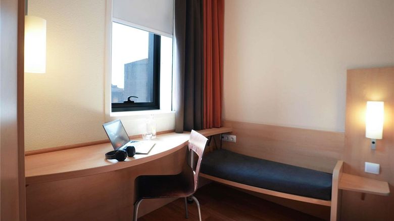 <b>Hotel Ibis Porto Centro Room</b>. Images powered by <a href="https://iceportal.shijigroup.com/" title="IcePortal" target="_blank">IcePortal</a>.