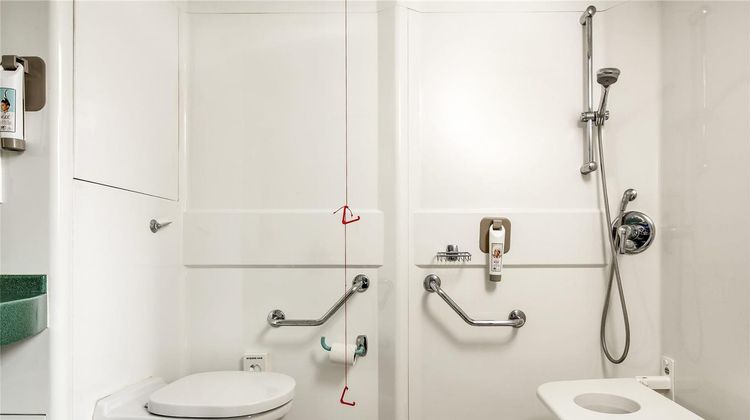 Ibis Hull Room