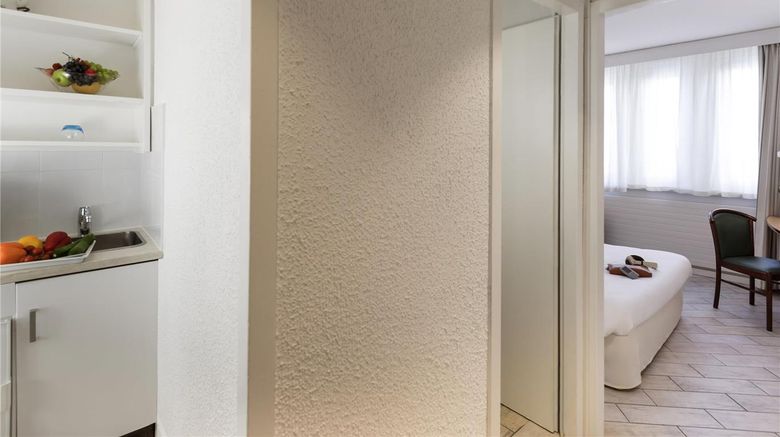 <b>Residence Studio Geneve Centre Room</b>. Images powered by <a href="https://iceportal.shijigroup.com/" title="IcePortal" target="_blank">IcePortal</a>.