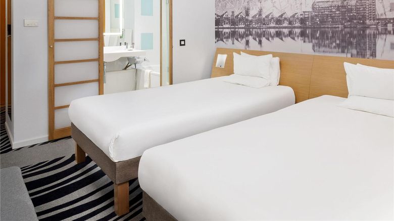 <b>Novotel London ExCel Room</b>. Images powered by <a href="https://iceportal.shijigroup.com/" title="IcePortal" target="_blank">IcePortal</a>.
