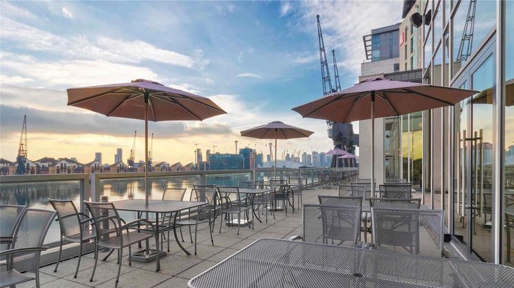 Novotel London ExCel Exterior
