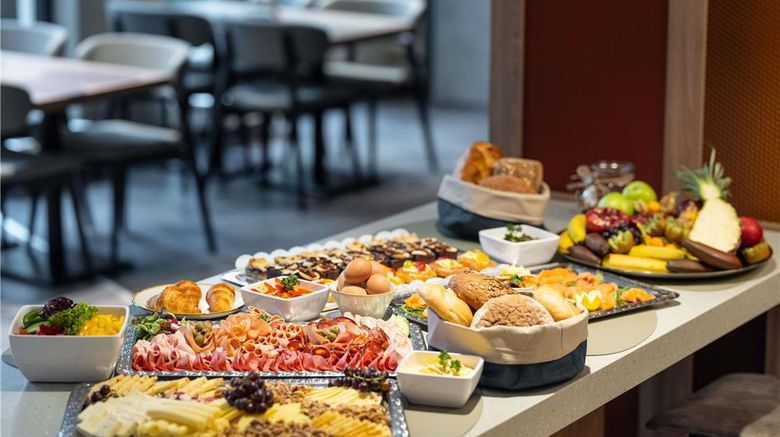 <b>Novotel Suites Wien City Donau Restaurant</b>. Images powered by <a href="https://iceportal.shijigroup.com/" title="IcePortal" target="_blank">IcePortal</a>.