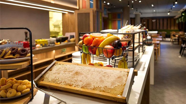 <b>Suite Novotel Berlin Postdamer Platz Restaurant</b>. Images powered by <a href="https://iceportal.shijigroup.com/" title="IcePortal" target="_blank">IcePortal</a>.