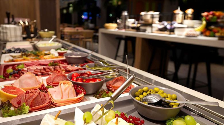 <b>Suite Novotel Berlin Postdamer Platz Restaurant</b>. Images powered by <a href="https://iceportal.shijigroup.com/" title="IcePortal" target="_blank">IcePortal</a>.