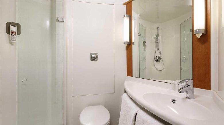 <b>Ibis Aberdeen Centre Room</b>. Images powered by <a href="https://iceportal.shijigroup.com/" title="IcePortal" target="_blank">IcePortal</a>.
