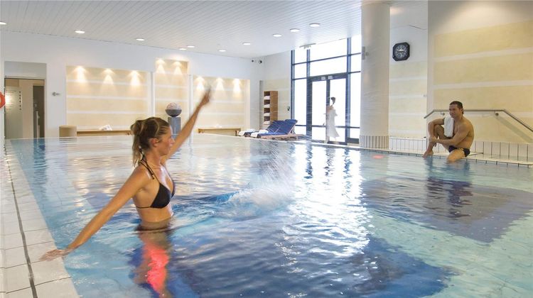 Novotel Convention & Wellness Roissy CDG Pool