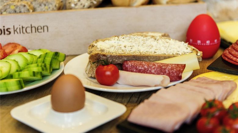 <b>Ibis Levallois Perret Restaurant</b>. Images powered by <a href="https://iceportal.shijigroup.com/" title="IcePortal" target="_blank">IcePortal</a>.