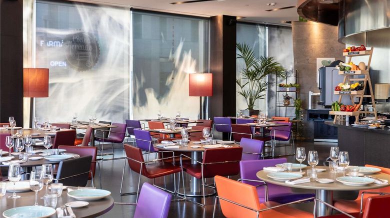 <b>Novotel Barcelona City Restaurant</b>. Images powered by <a href="https://iceportal.shijigroup.com/" title="IcePortal" target="_blank">IcePortal</a>.