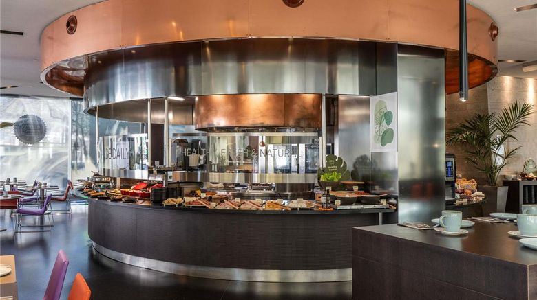 <b>Novotel Barcelona City Restaurant</b>. Images powered by <a href="https://iceportal.shijigroup.com/" title="IcePortal" target="_blank">IcePortal</a>.