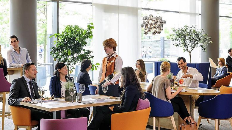 <b>Novotel Muenchen Messe Restaurant</b>. Images powered by <a href="https://iceportal.shijigroup.com/" title="IcePortal" target="_blank">IcePortal</a>.