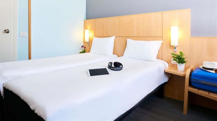 Ibis Como Room