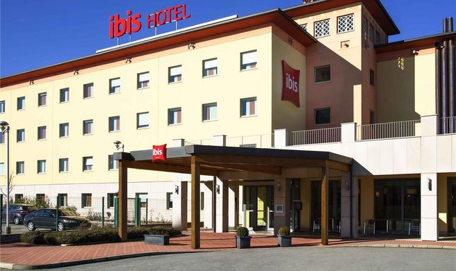 Ibis Como Exterior