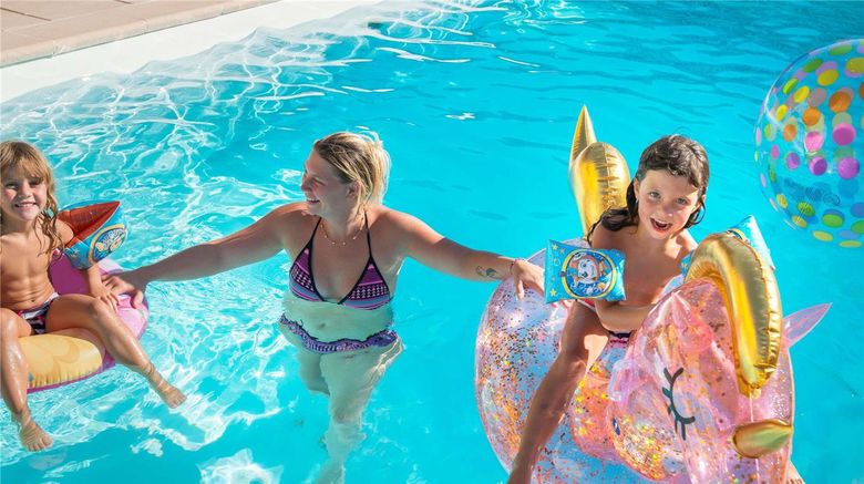 <b>Ibis Manosque Cadarache Pool</b>. Images powered by <a href="https://iceportal.shijigroup.com/" title="IcePortal" target="_blank">IcePortal</a>.