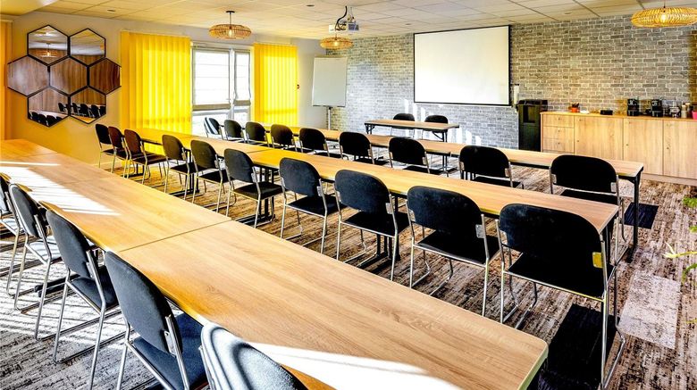 <b>Mercure Lyon Est Meeting</b>. Images powered by <a href="https://iceportal.shijigroup.com/" title="IcePortal" target="_blank">IcePortal</a>.