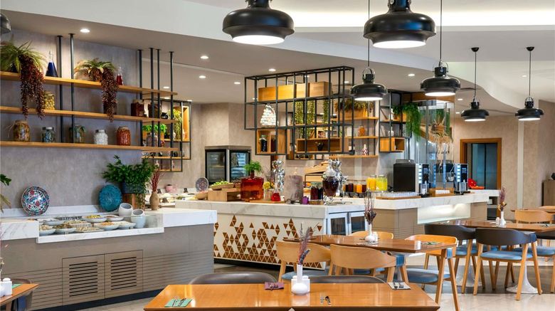 <b>Novotel Istanbul Restaurant</b>. Images powered by <a href="https://iceportal.shijigroup.com/" title="IcePortal" target="_blank">IcePortal</a>.
